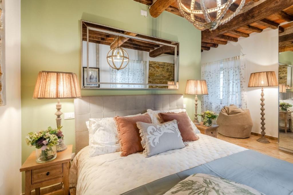 une chambre avec un grand lit avec deux lampes dans l'établissement Molino Giusti Farmhouse, à Santa Maria del Giudice 105 autres photos