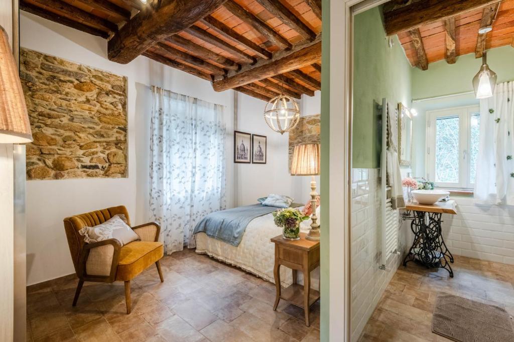 une chambre avec un lit et une chaise dans l'établissement Molino Giusti Farmhouse, à Santa Maria del Giudice