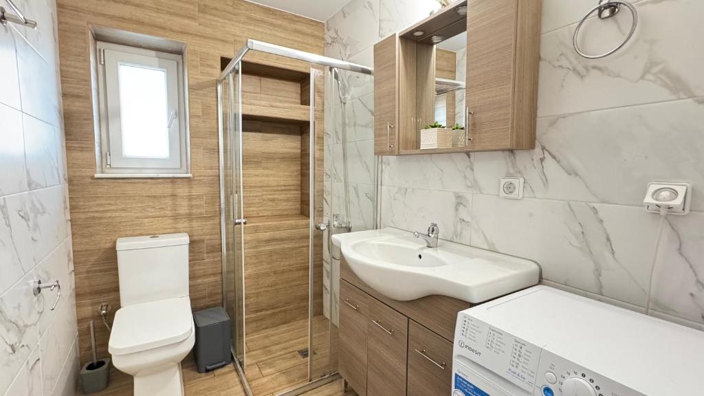 Unique suite 2 , one bedroom city apartment 8