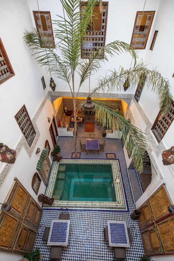 une vue aérienne d'une piscine dans un immeuble dans l'établissement Le Cèdre D'argent, à Fès