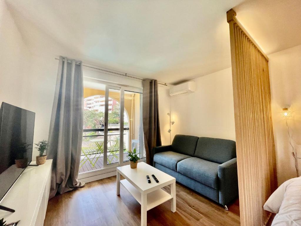 Modern Studio Pool Monaco Area 6