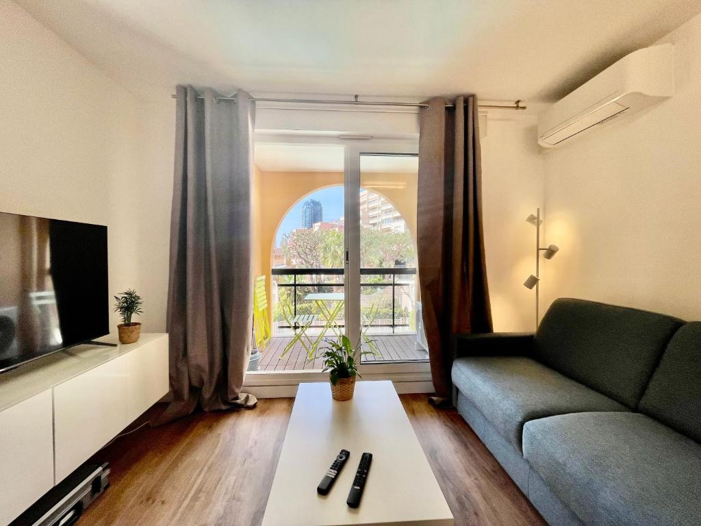 Modern Studio Pool Monaco Area 8