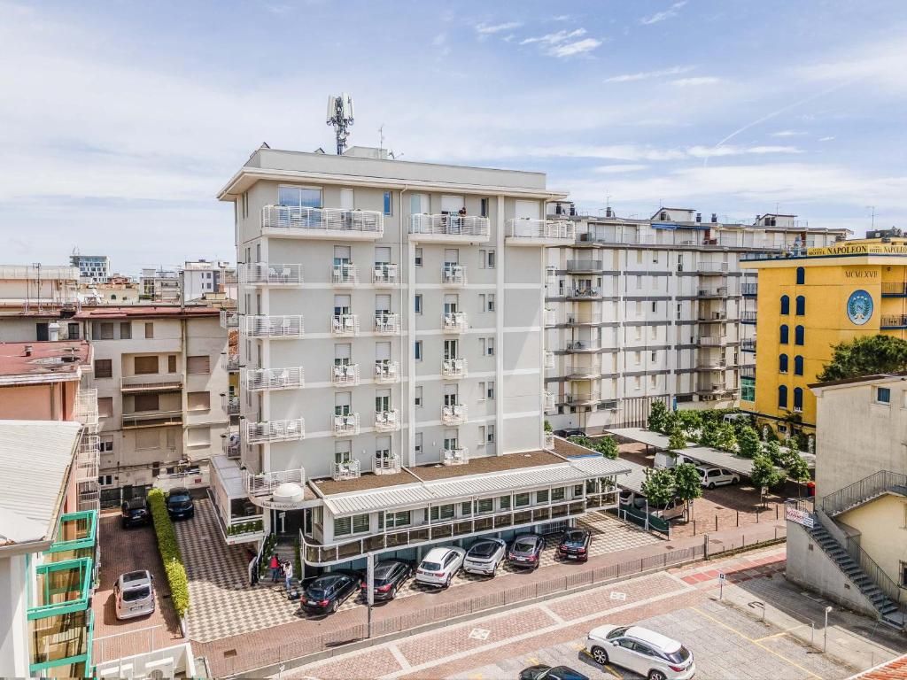 une vue de tête sur un bâtiment blanc dans une ville dans l'établissement Hotel Gardenia, à Lido di Jesolo