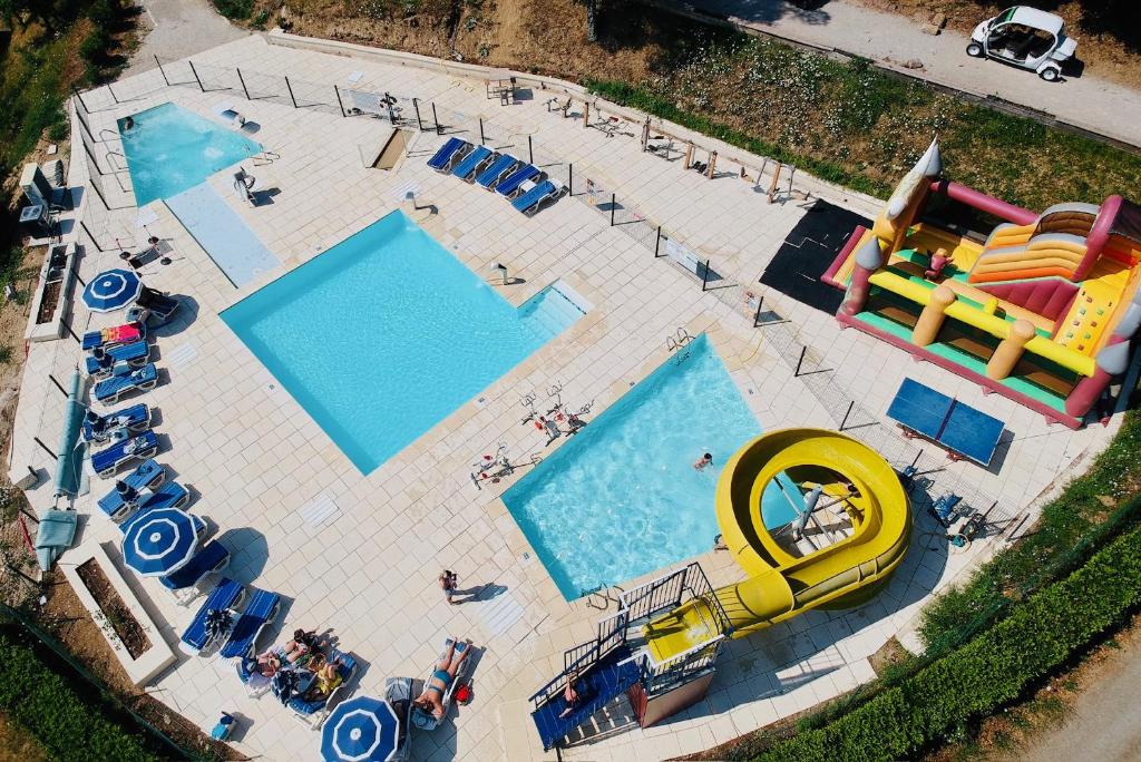 - une vue sur la piscine et le parc aquatique dans l'établissement Camping le mas des sedaries, clim, à Villefort