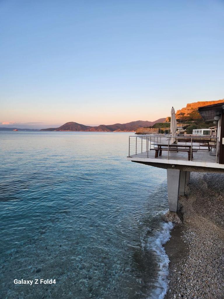 un quai avec une table et des chaises sur l'eau dans l'établissement Hotel Le Ghiaie, à Portoferraio