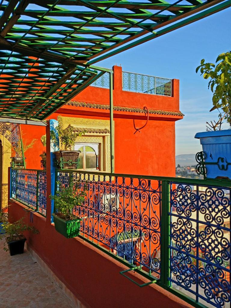 - un balcon d'une maison colorée avec une clôture dans l'établissement Riad Idrissi, à Meknès
