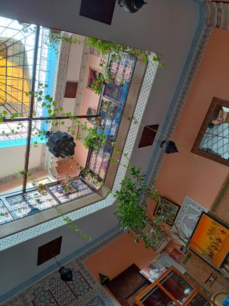 Cette suite offre une vue sur le plafond et dispose d'un salon avec une fenêtre. dans l'établissement Riad Idrissi, à Meknès