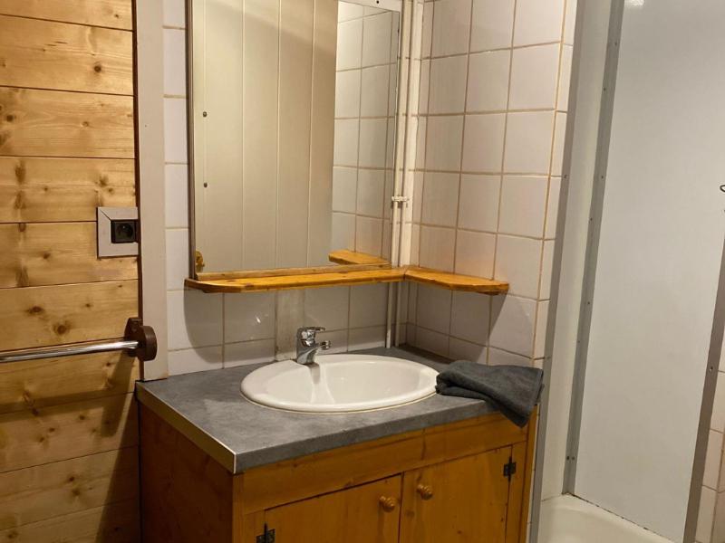 une salle de bain avec un lavabo et un miroir dans l'établissement Camping le Relais du Léman, à Messery
