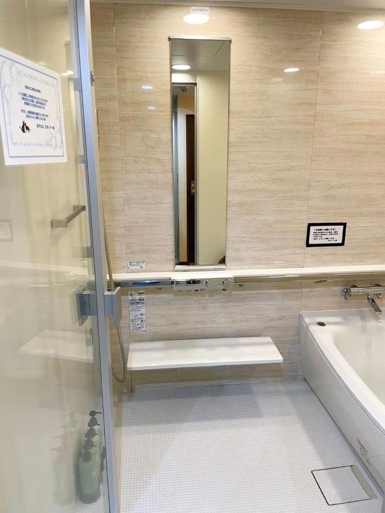 une salle de bain avec un lavabo et un miroir dans l'établissement ホテルQ adult only, à Kashiwazaki 17 autres photos