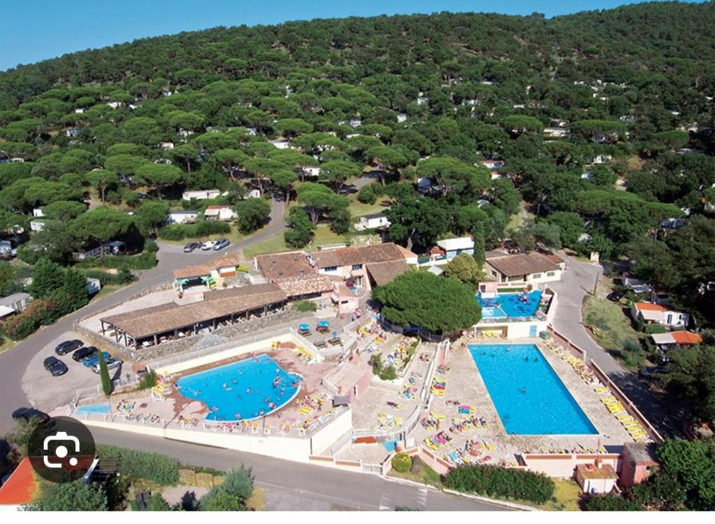 une vue aérienne d'un complexe avec deux piscines dans l'établissement Mobil home Gassin, à Gassin