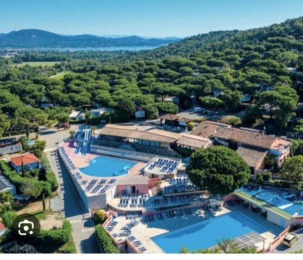 - une vue aérienne sur un complexe avec plusieurs piscines dans l'établissement Mobil home Gassin, à Gassin