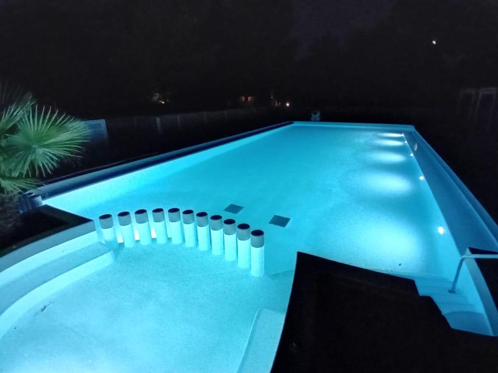 une piscine éclairée la nuit dans l'établissement Camping Paradis Domaine de Gaujac, à Boisset-et-Gaujac