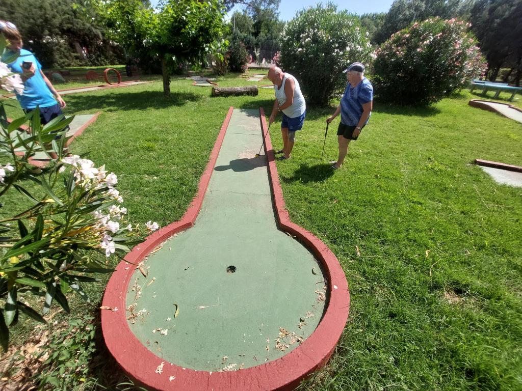 Quelques hommes jouant à un match de baseball dans l'établissement Camping Paradis Domaine de Gaujac, à Boisset-et-Gaujac