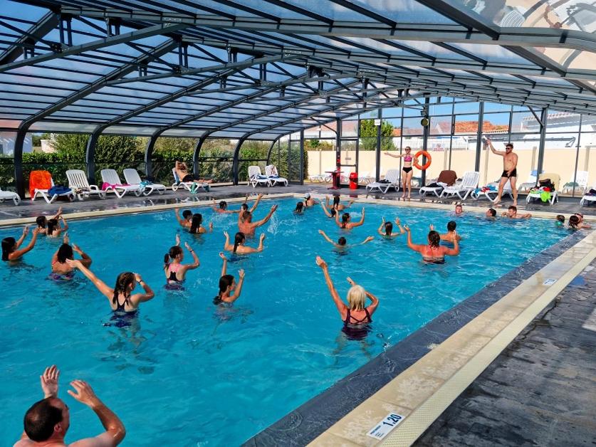 un groupe de personnes nageant dans une piscine dans l'établissement Camping Cabestan, à Bretignolles-sur-Mer