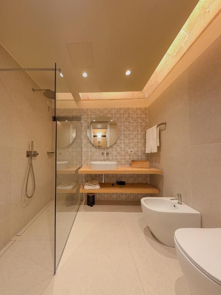 une salle de bain avec douche, lavabo et toilettes dans l'établissement Moliké country house, à Giulianova