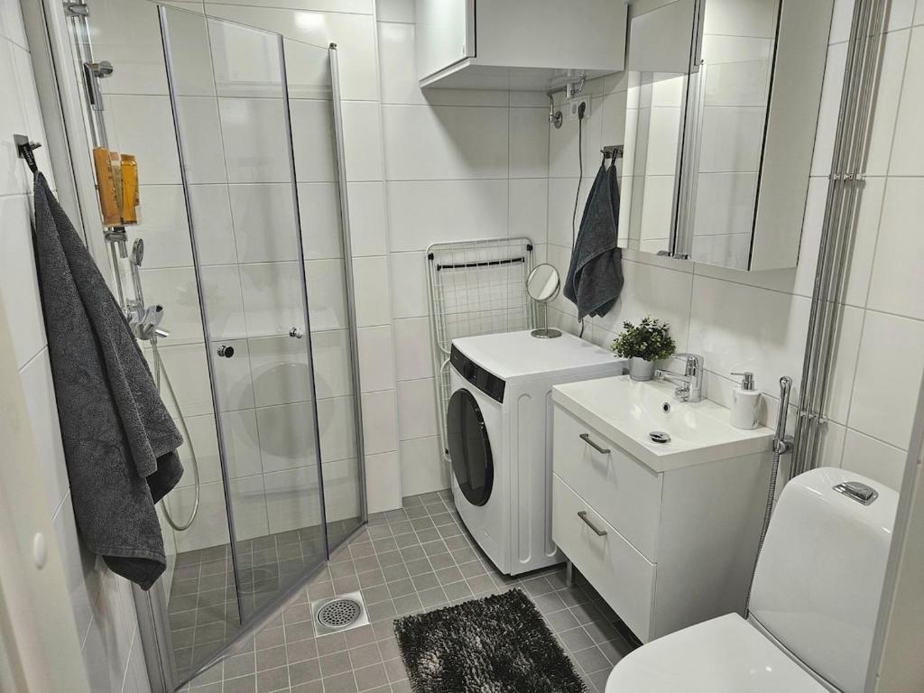 Stylish top floor ap, with private parking, next to a tram stop 8