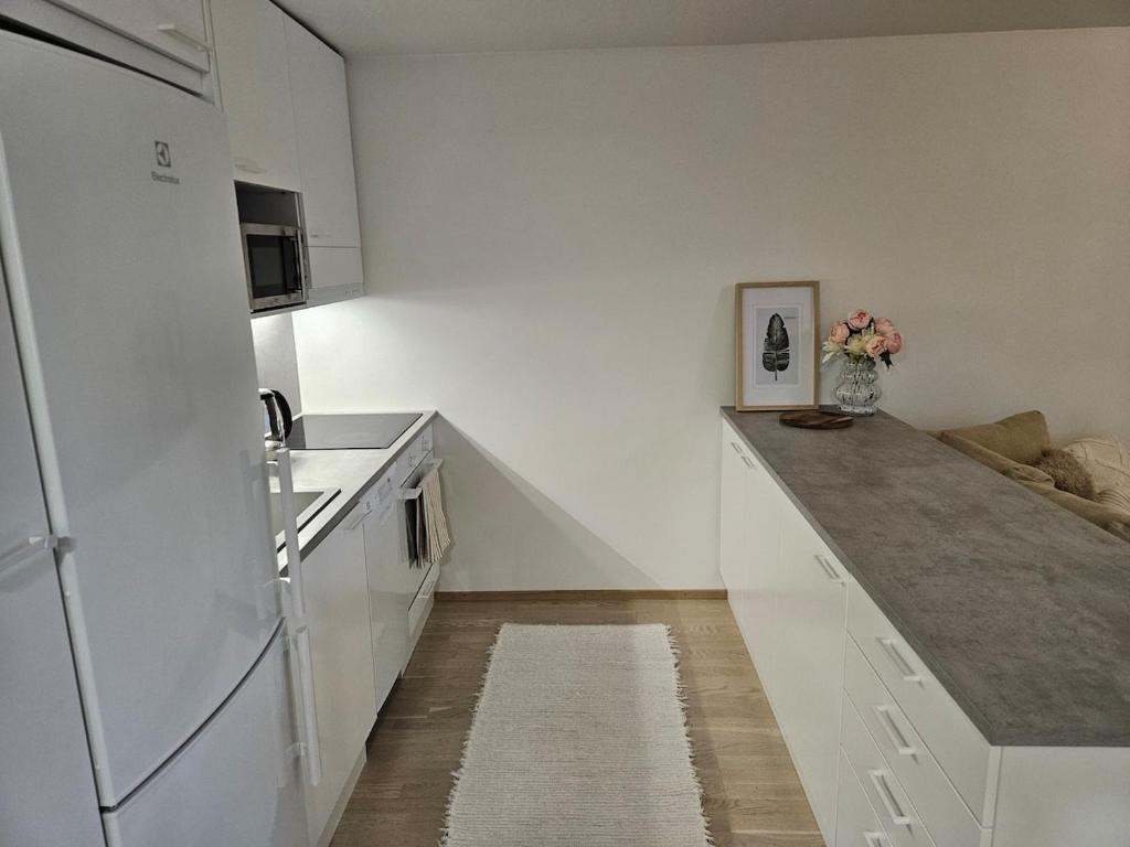 Stylish top floor ap, with private parking, next to a tram stop 7