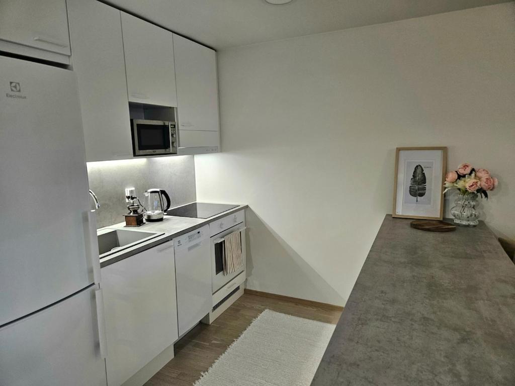Stylish top floor ap, with private parking, next to a tram stop 6