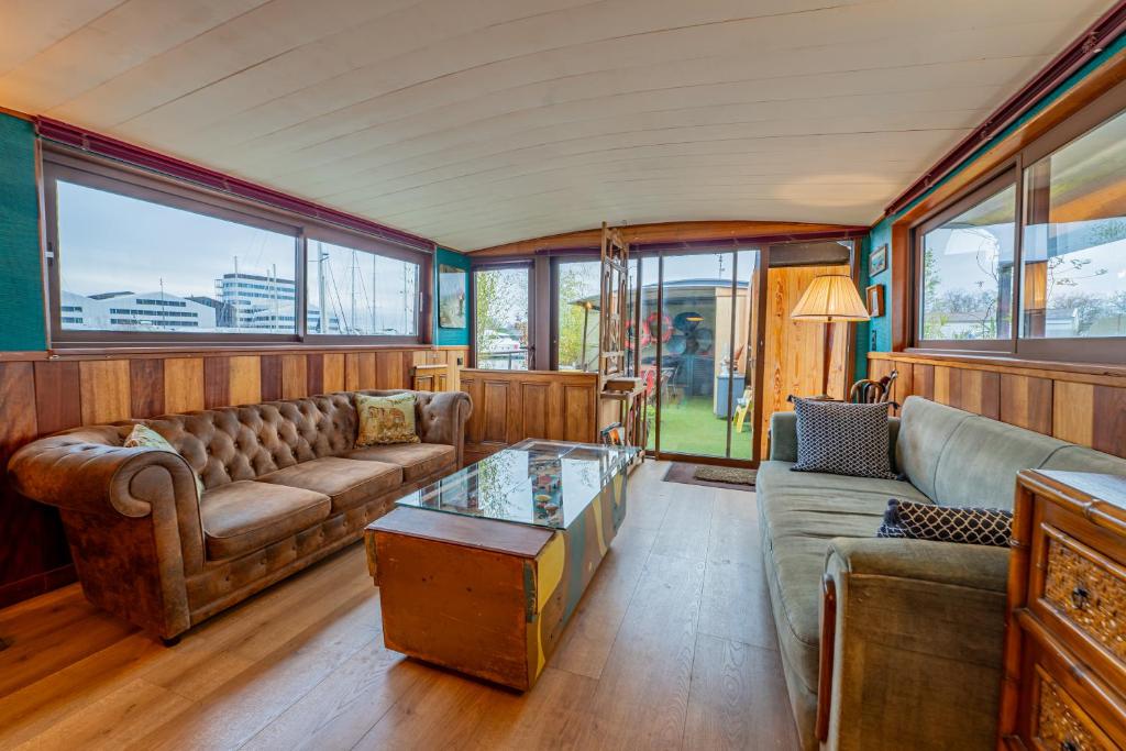 un salon avec un canapé et une table dans l'établissement Superbe Péniche En Centre Ville, à Bordeaux