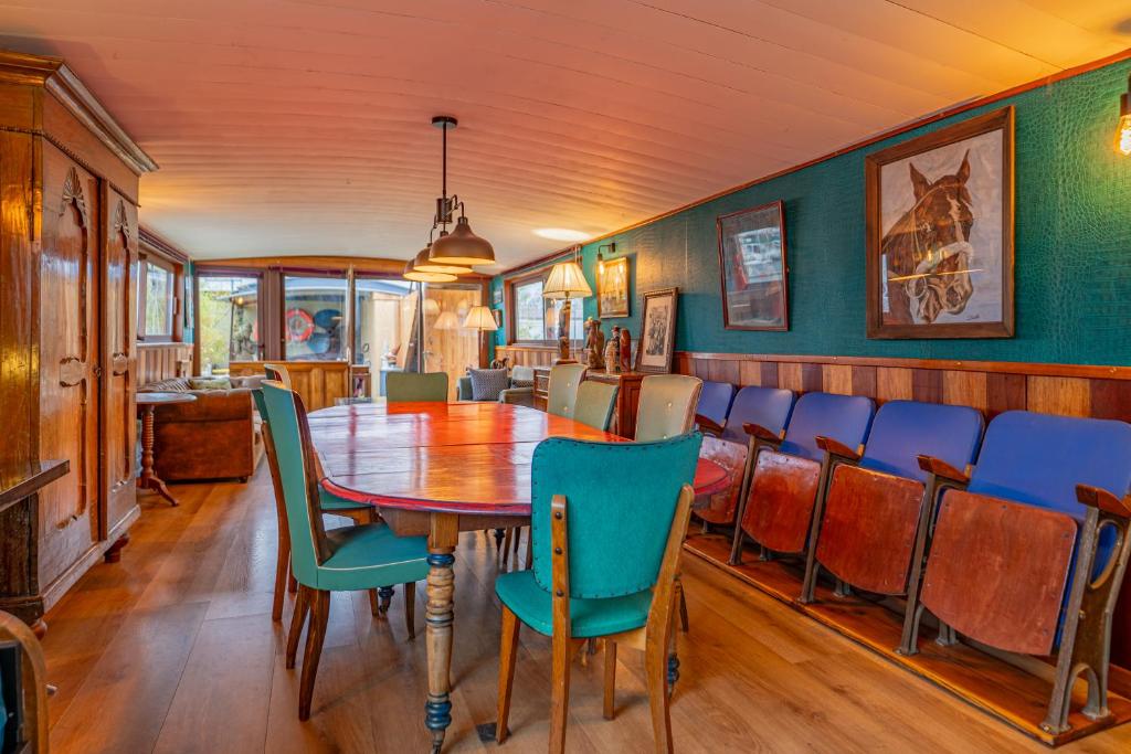 une salle à manger avec une table et des chaises dans l'établissement Superbe Péniche En Centre Ville, à Bordeaux