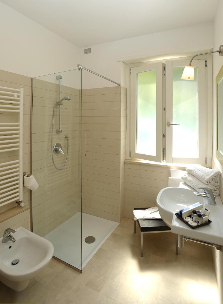 une salle de bain avec une douche en verre et un lavabo dans l'établissement Residence La Dolce Vita, à Maiori 42 autres photos