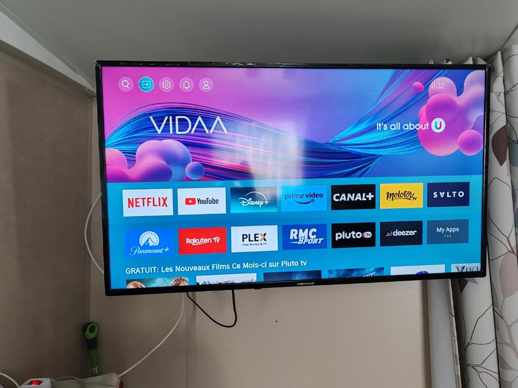 un téléviseur à écran plat accroché au mur dans l'établissement Mobil home 6 personnes, à Sainte-Croix-de-Verdon
