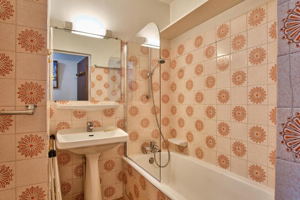 une salle de bain avec un lavabo, une douche et des toilettes dans l'établissement Eperon - Les 2 Alpes, à Les Deux Alpes