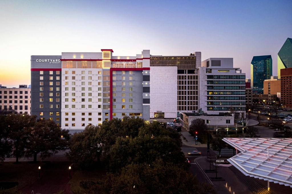 Courtyard by Marriott Dallas Downtown/Reunion District Image