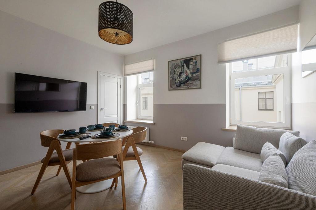 Elegant Stay in Quiet Center 5