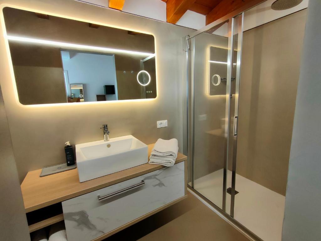 une salle de bain avec un lavabo et une douche dans l'établissement Hotel Nederland, à Caorle 75 autres photos