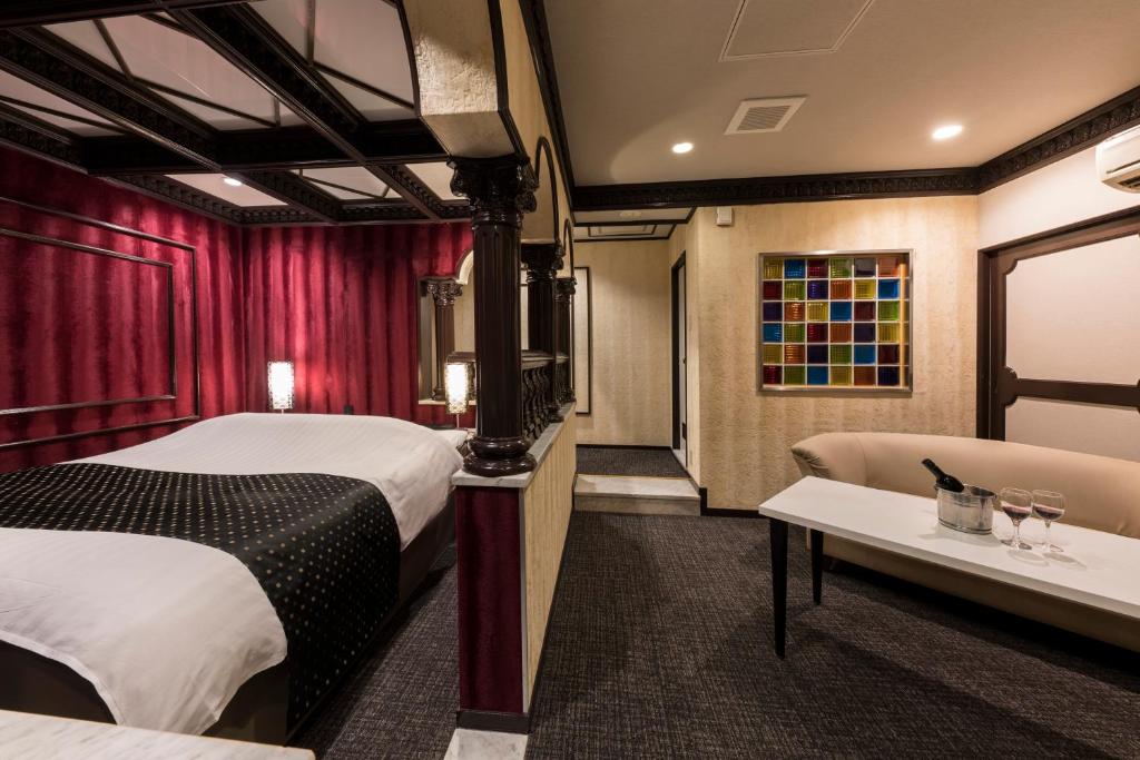 une chambre d'hôtel avec un lit et une table dans l'établissement ホテル ジュエリージュエリー 十三, à Osaka 38 autres photos