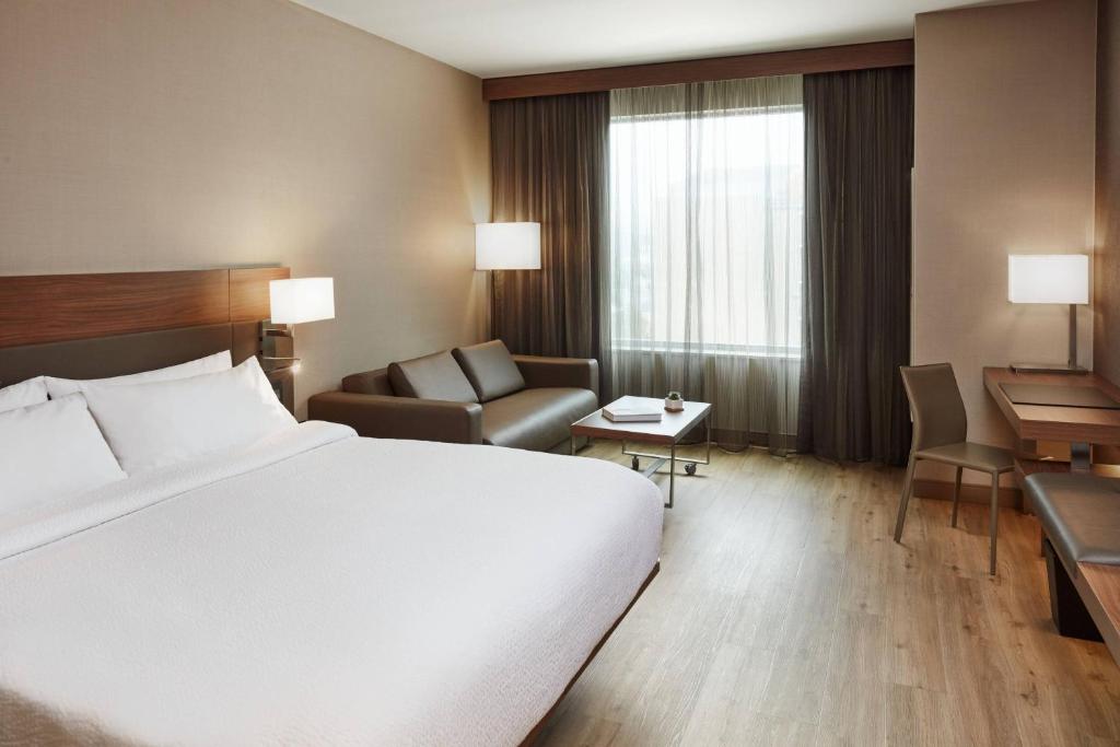 AC Hotel by Marriott Cincinnati at The Banks Image