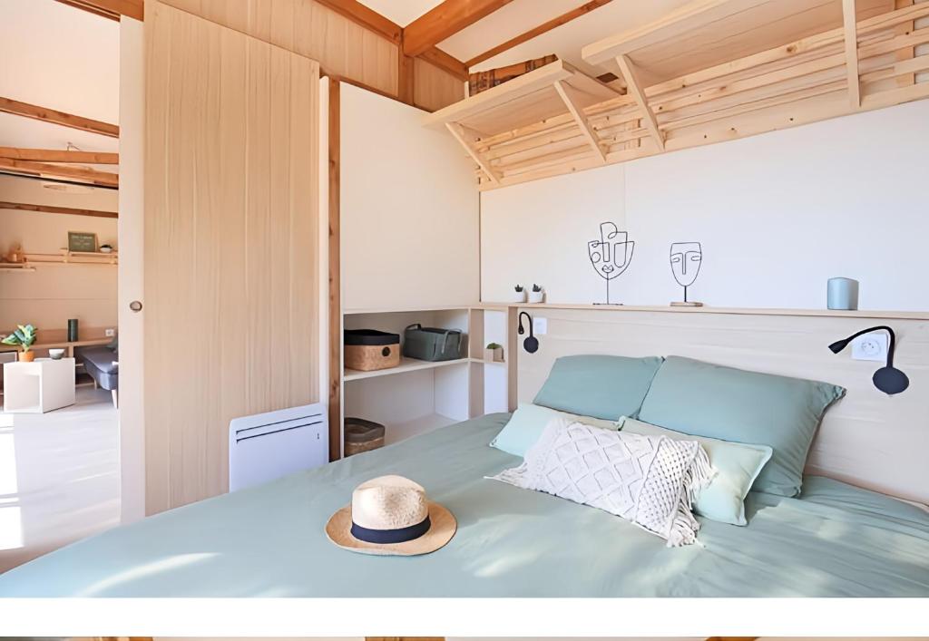 une chambre avec un lit avec un chapeau dessus dans l'établissement Mobile-home magnifique vue mer camping 4 etoiles, à Saint-Raphaël