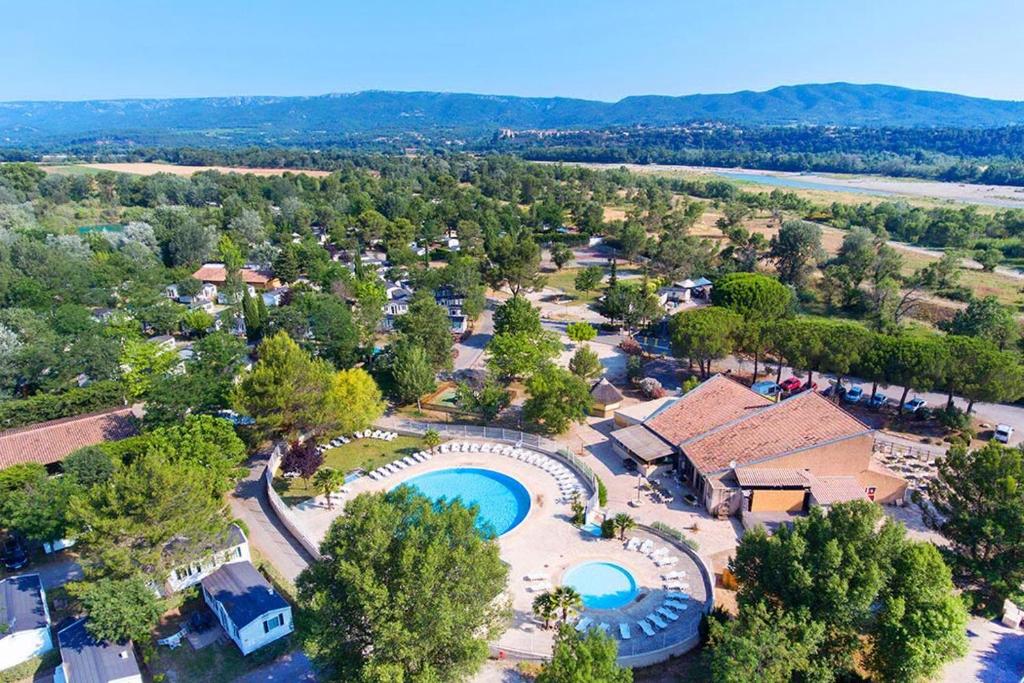 une vue aérienne d'un complexe avec piscine dans l'établissement Claude et chris536, à La Roque-dʼAnthéron