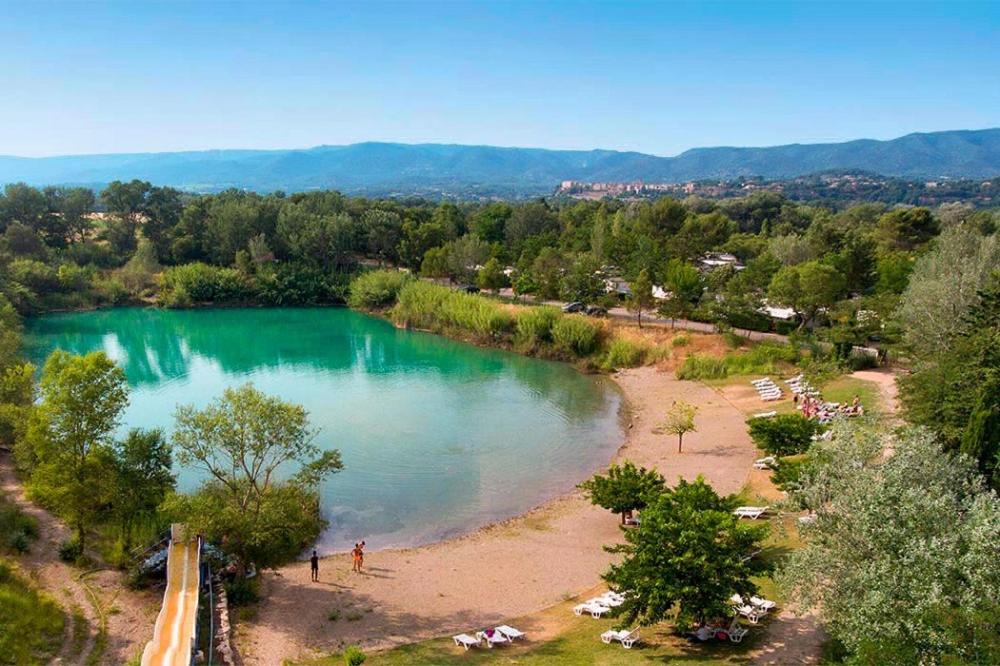 - une vue sur un lac avec des gens sur la plage dans l'établissement Claude et chris536, à La Roque-dʼAnthéron