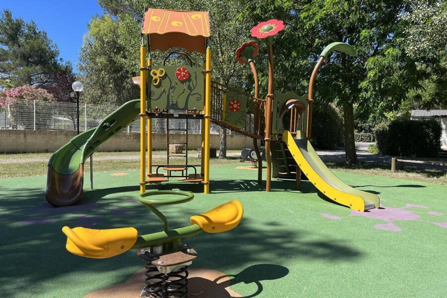 une aire de jeux avec un toboggan dans un parc dans l'établissement Claude et chris536, à La Roque-dʼAnthéron