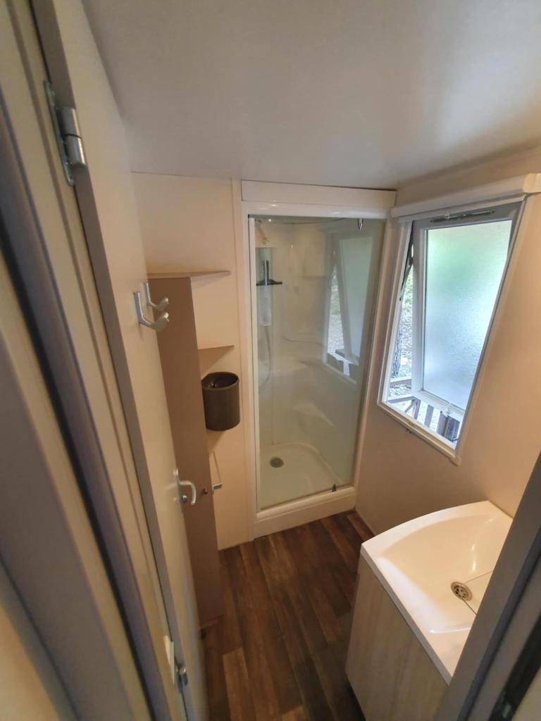 une salle de bain avec douche et lavabo dans l'établissement Mobil home 6 personnes, à Barrême