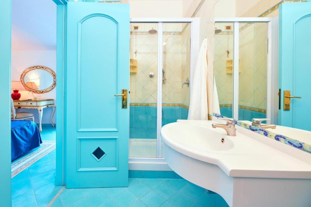 une salle de bain avec un lavabo et une douche dans l'établissement Hotel Villa Sirio, à Santa Maria di Castellabate 67 autres photos