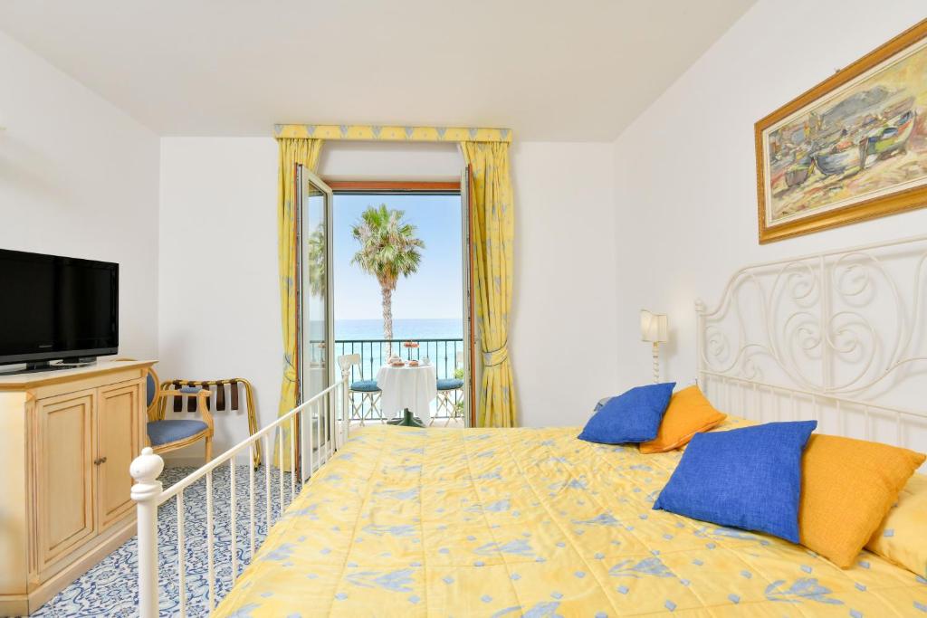 une chambre avec un lit avec vue sur l'océan dans l'établissement Hotel Villa Sirio, à Santa Maria di Castellabate