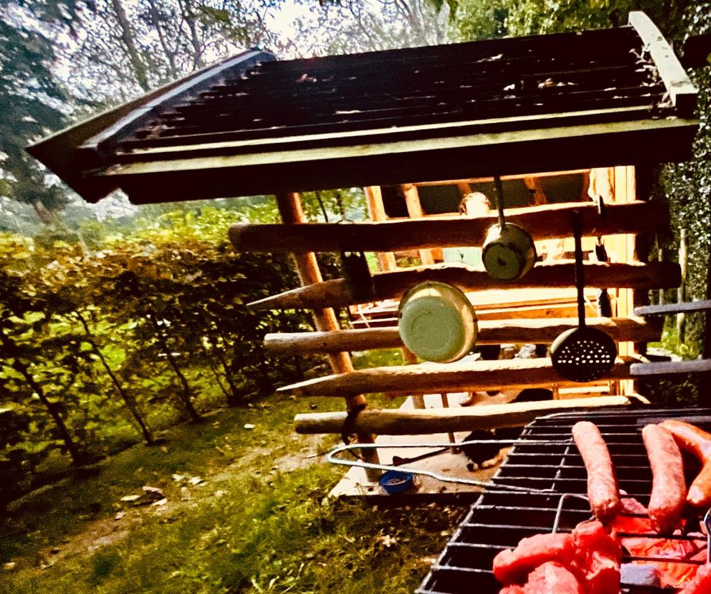 une maison ornithologique assise au-dessus d'un grill dans l'établissement La cabane perchée du trappeur, à Écrainville