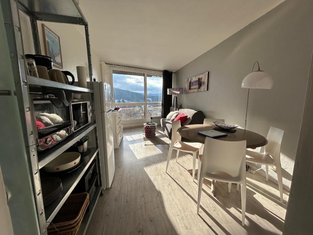 une petite chambre avec une table et une salle à manger dans l'établissement Au pied des pistes Côte 2000 - Le Balcon de Villard de Lans, à Villard-de-Lans