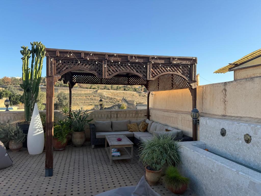 d'une terrasse avec un canapé sous un kiosque. dans l'établissement Riad Meyssane Fès, à Fès