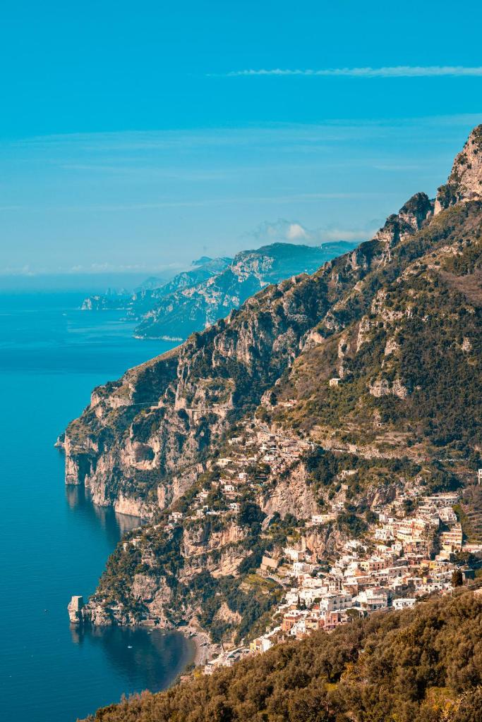 - une vue sur la côte amalfi dans l'établissement Antalia Boutique Hotel, à Positano