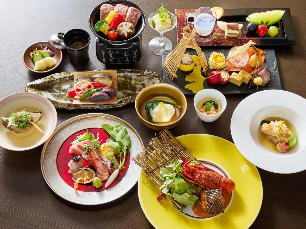 une table avec des assiettes et des bols de nourriture dans l'établissement Seikansou, à Hakone