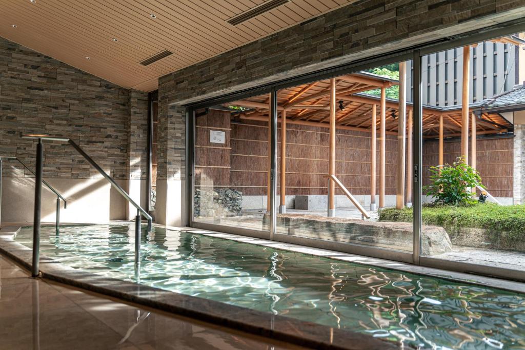 - une piscine intérieure dans un bâtiment doté de baies vitrées dans l'établissement Monjusou, à Miyazu