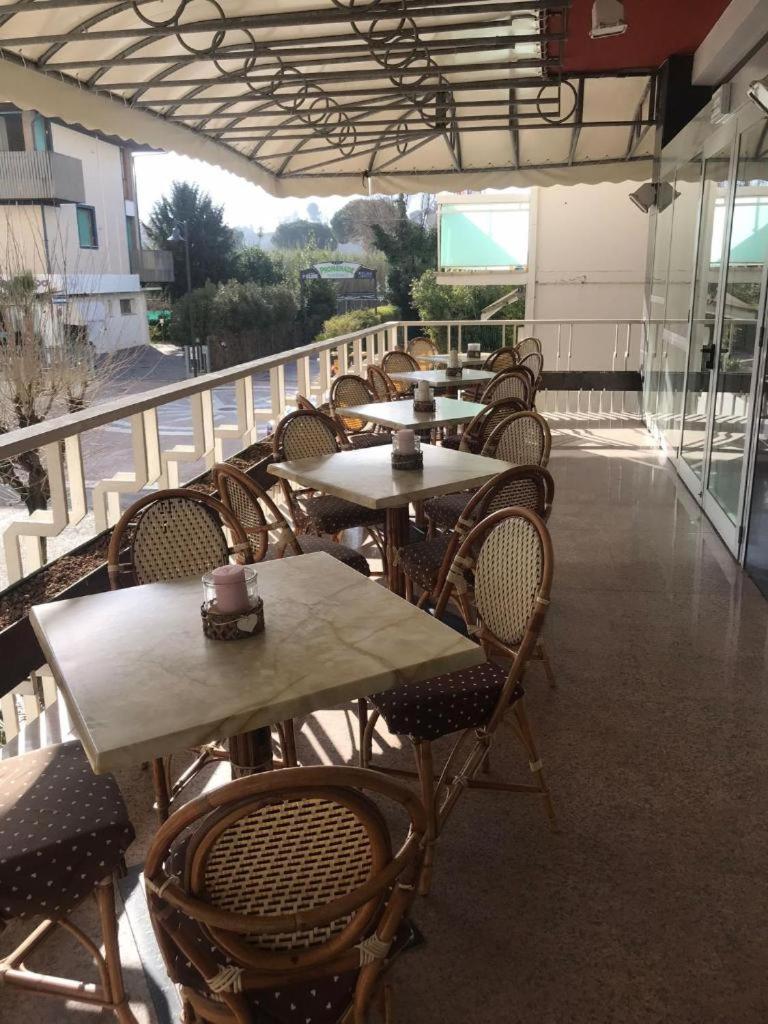 une rangée de tables et de chaises sur un balcon dans l'établissement Hotel Riviera Nuova Gestione, à Cattolica