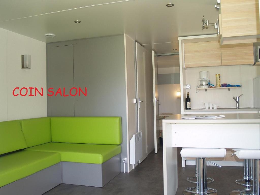 - une cuisine avec un banc vert dans une pièce dans l'établissement CAMPING PANORAMIQUE du VERDON, à Castellane 37 autres photos