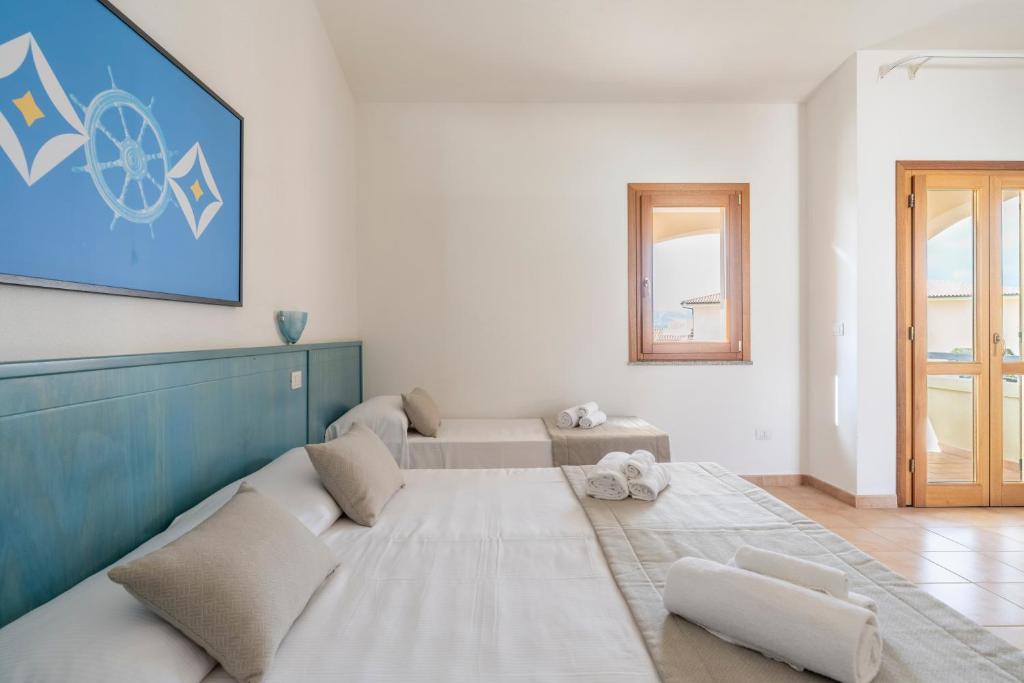 un salon avec un canapé et une table dans l'établissement Mimose Beach Village, à Badesi