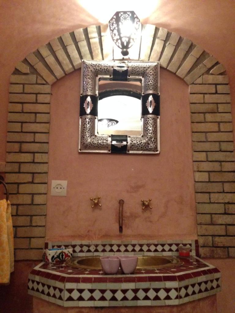 une salle de bain avec un miroir et un lavabo dans l'établissement Riad Hiba, à Marrakech