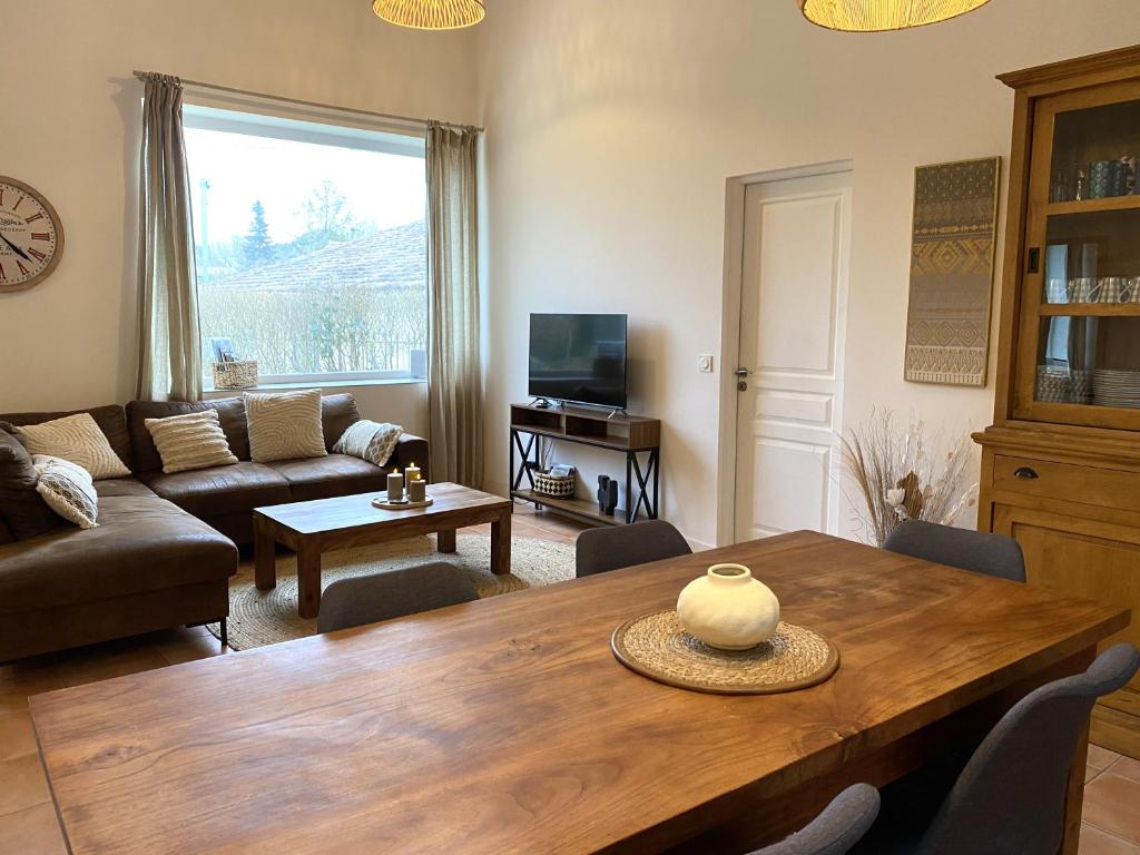 un salon avec une table et un canapé dans l'établissement Gîtes de Fenouil, piscine, parc, 3 étoiles, à Civrac-de-Blaye